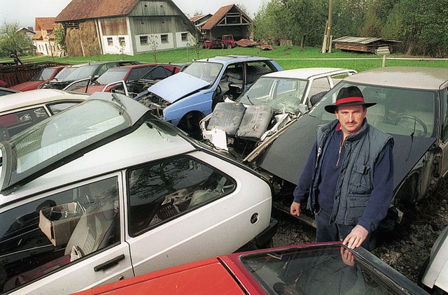 Simon Kopač z blagovno znamko Citroenovega cesarstva na glavi.