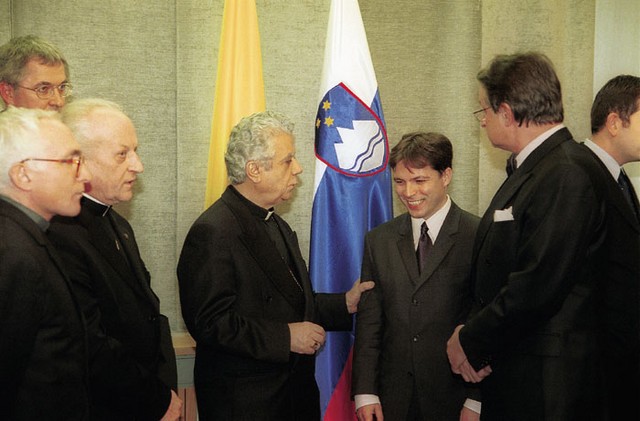 Topel stisk: Edmond Farhat, vatikanski nuncij in Matjaž Nahtigal, vodja slovenskih pogajalcev, po parafiranju sporazuma.