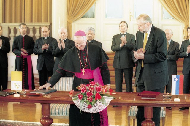 Vsesplošno zadovoljstvo: aplavz za nadškofa Taurana ob podpisu sporazuma