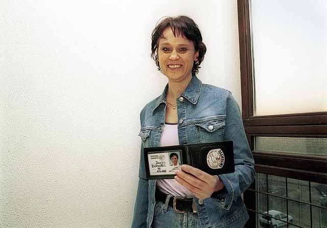 Detektivka in vzgojiteljica Darja Banovec z detektivsko značko.
