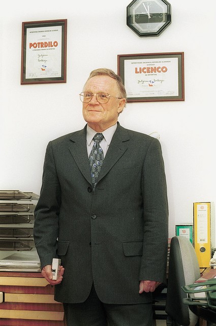 Fotoaparat, ki je nameščen v škatlici od cigaret, je nepogrešljiv pripomoček pri zbiranju obremenjevalnega gradiva pri delu vsakega detektiva.