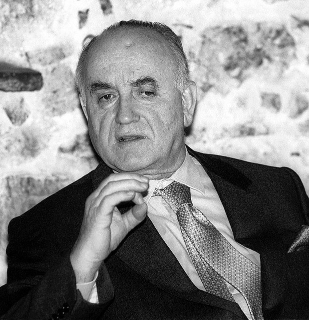 Miloš Kovačič - predsednik uprave Krke, častni predsednik KK Olimpija, član častne lože KK Krka, do leta 2001 član nadzornih svetov Telekoma in NLB