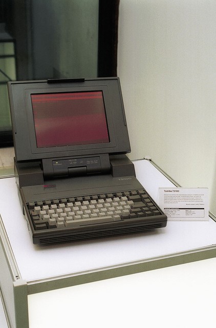 Toshiba T3100 - Leto izdelave: 1987, Eden prvih razširjenih prenosnih računalnikov. Zelo velik, težak (7 kg) in okoren računalnik je bil opremljen z revolucionarnim plazemskim zaslonom. V tistih časih je veljalo, da bodo rdeče-črni zasloni prekosili LCD-zaslone. Zmota. Plazemski zasloni se dandanes uporabljajo zgolj za tanke televizorje. Računalnik tudi ni imel akumulatorskih baterij in ga je bilo treba priključiti na 220 V. Eden od vzrokov za to je plazemski zaslon, ki pokuri veliko elektrike. Cena okoli 5000 dolarjev.