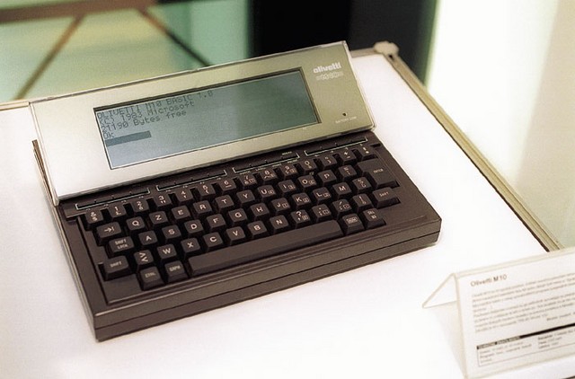Olivetti M10 - Leto izdelave: 1983, Olivetti M10 je bil eden prvih poskusov izdelave resnično prenosnih računalnikov. Poganjajo ga štiri navadne okrogle baterije tipa AA, tako da lahko deluje tudi nekaj ur. Vgrajen je Microsoftov basic in urejevalnik besedil, brez operacijskega sistema. Deloval je na podlagi menuja. Kot dodatek je bilo mogoče dokupiti modem/slušalko za prenos podatkov s hitrostjo 300 b/s. Napravica je bila svoj čas zelo priljubljena med italijanskimi novinarji za pošiljanje člankov s terena. Cena je bila 2100 DEM.