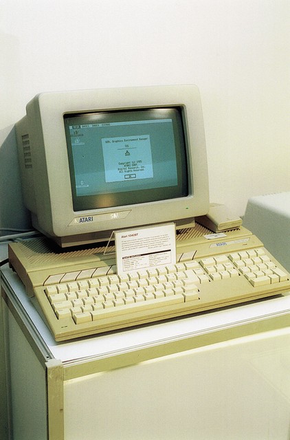 Atari 1040ST - Letnica izdelave: 1987, Atari se je v osemdesetih letih iz podjetja, najbolj znanega po videoigrah, zelo hitro prelevil v obetavno in malodane kultno podjetje za izdelavo osebnih računalnikov. Serija ST (to naj bi pomenilo 'Sixteen/Thirty four' in ponazarjalo 16/32-bitno arhitekturo) je doživela velik uspeh predvsem zaradi zelo dobrih grafičnih in še posebej zvočnih zmogljivosti. Postal je nekakšen zakon za ustvarjalce elektronske glasbe konec osemdesetih let. Prek vmesnika MIDI se lahko poveže z vrhunsko glasbeno opremo, zato je bil skorajda nepogrešljiv v glasbenih studiih. Cena je bila okoli 1000 dolarjev.