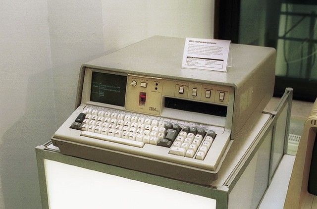 IBM 5100 - Leto izdelave: okoli 1975, Prvi &ldquo;prenosni&rdquo; računalnik. Oznako prenosni je dobil zaradi majhnega vgrajenega monitorja, mini črno-belega televizorja. Diskete leta 1975 niso obstajale, zunanji pomnilnik je bila tračna enota. Zadeva je bila kljub &ldquo;prenosnosti&rdquo; tako težka, da sta jo morala nositi najmanj dva človeka. Cena 12.000 dolarjev.