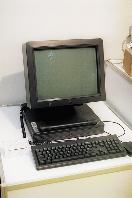 Next NextStation Turbo - Leto izdelave: 1992, Podjetje Next je ustanovil kreator Appla Steve Jobs. Iz 'jabolka' so ga zaradi slabih rezultatov vrgli na cesto. Napravil je računalnik Cube in operacijski sistem, ki je bil revolucionaren za svoje čase, toda povsem nezdružljiv z drugimi računalniki. Ultratop &ldquo;mašina&rdquo; z vrhunskim dizajnom, ki je imela temu primerno ceno. Računalnik je bil opremljen s posebnim laserskim tiskalnikom, monitor je bil z računalnikom povezan zgolj z enim specialnim kablom, prek katerega so šli napajanje, slika in zvok. Toda top zadeva je postala nekakšno slepo črevo. Po splošnem mnenju so bili računalniki pred časom in tudi zato niso uspeli. Najprej so ustavili proizvodnjo vseh modelov računalnikov in se usmerili zgolj v operacijski sistem, Steve Jobs pa se je vrnil k Applu. Razstavljeni model NextStation Turbo so kupili pri časopisnozaložniški hiši Delo, kjer je bil v uporabi še leta 2001.