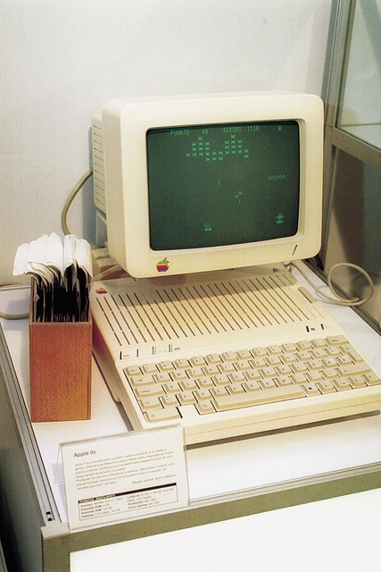 Apple II c - Leto izdelave: 1984 do 1990, Legendarni prvi komercialno uspešen osebni računalnik, ki je nastal v garaži računalniških navdušencev Steva Wozniaka in Steva Jobsa. Imel je že vse lastnosti sodobnih računalnikov - nadgradljivost, barvni grafični vmesnik. Največji hit - prva elektronska preglednica VisiCalc. Apple II je deloval še prek televizije. Razstavljeni Apple II c je približno sedem let mlajši, opremljen z 9-palčnim monitorjem in s tiskalnikom. Priloženih je še nekaj programov in igric, med drugim se je lahko pohvalil z legendarnimi Space Invadersi. Cena je bila 1295 dolarjev.