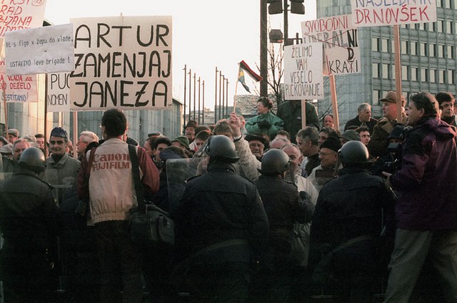 Vlada ne želi več gledati demonstrantov. Predlagamo, da so lahko demonstracije zgolj virtualne, recimo e-demonstracije.