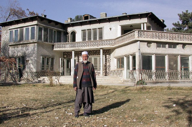 Vila v Kabulu in pred njo lastnik. Poslopje je za eno svojih žen najel Osama bin Laden in v njem občasno prebival tudi sam.