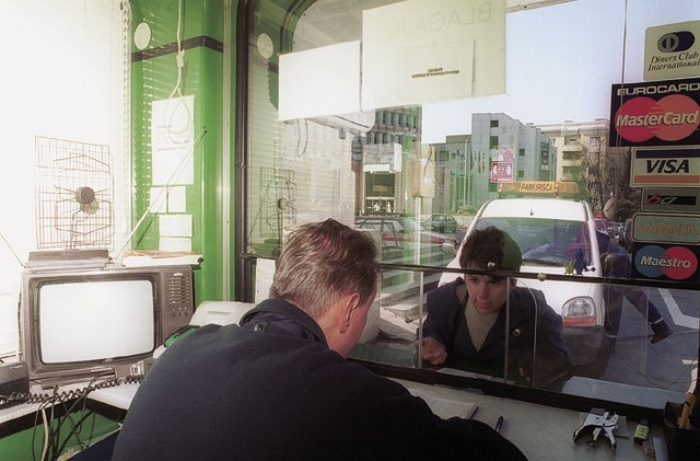 Notranjost inkasantskega kioska, za katerega si uslužbenci pogosto želijo, da bi bil iz jekla