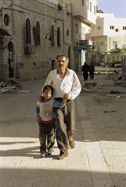 Oče s svojim otrokom odhaja domov. Policijska ura se v Betlehemu začne ob petih popoldan in takrat morajo Palestinci zapustiti mestne ulice.