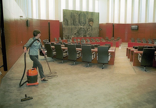 Predsednik državnega zbora zasluži bruto 1.176.651 tolarjev, ena izmed snažilk v državnem zboru pa dobi 105.282 bruto mesečne plače.