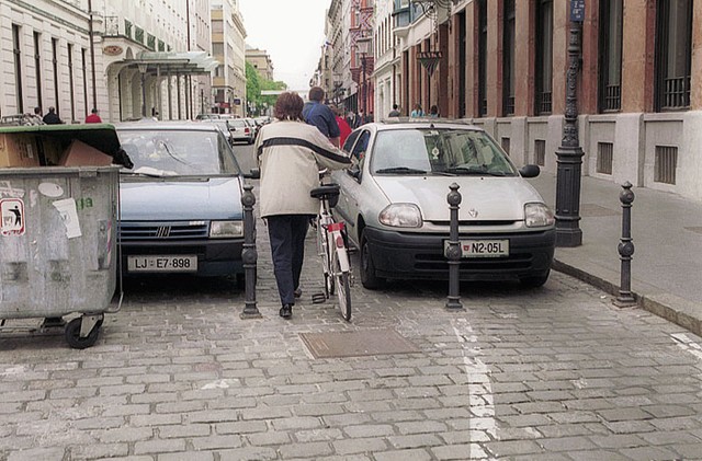 Miklošičeva cesta je na enem koncu s količki zaprta za motorni promet, marsikateri voznik pa količke razume kot oznako za parkirno mesto. 