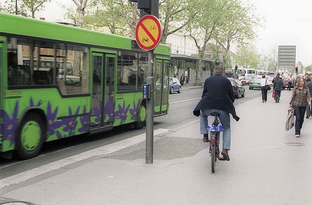 Železniška postaja v Ljubljani je z vseh strani nedosegljiva s kolesom. Ker je cestišče ozko, se je mestna uprava enostavno odločila, da kolesarjem prepove vožnjo.