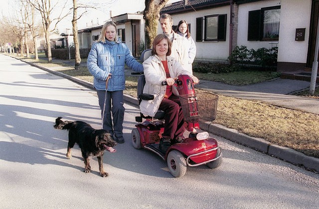 Sonja Skubic, ki ima cerebralno paralizo, na sprehodu z družino.
