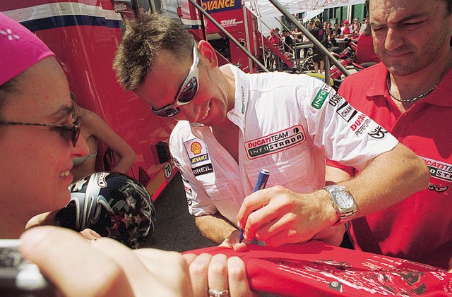 Troy Bayliss med oboževalkami