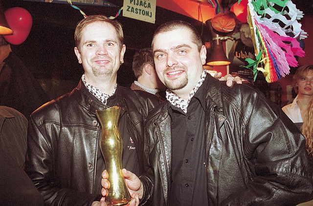 Rene in Samo s zmagovalnim kipcem Eme 2002, ki je pripadel Sestram