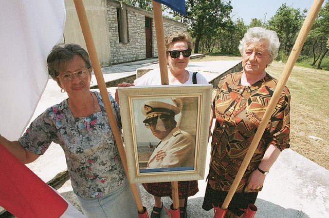 Druže Tito, ljubičice bijela, tebe voli omladina cijela...