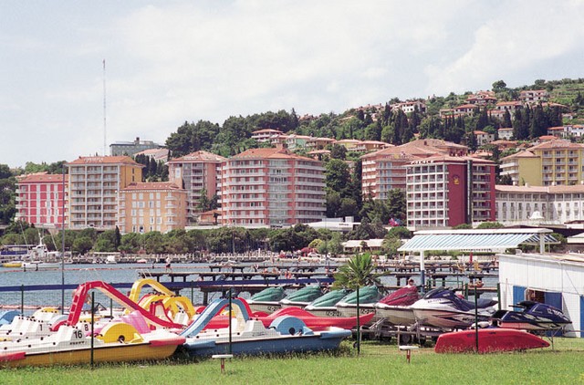 Na slabih 46 kilometrih slovenske obale je kar okoli 50 ograjenih plaž. Takšna ureditev je v nasprotju z novim zakonom o vodah, po katerem bo moral biti za vse možen dostop do morja oziroma vodnega zemljišča kot javnega dobrega.