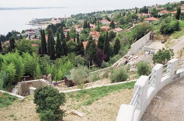 Direktor Hotelov Palace <B>Danilo Daneu</B> si v Portorožu gradi hišo s čudovitim razgledom na zaliv. Parcela je bila last Hotelov Palace, pred osmimi leti pa jo je na javnem razpisu kupila njegova tašča in jo z darilno pogodbo podarila vnukom.