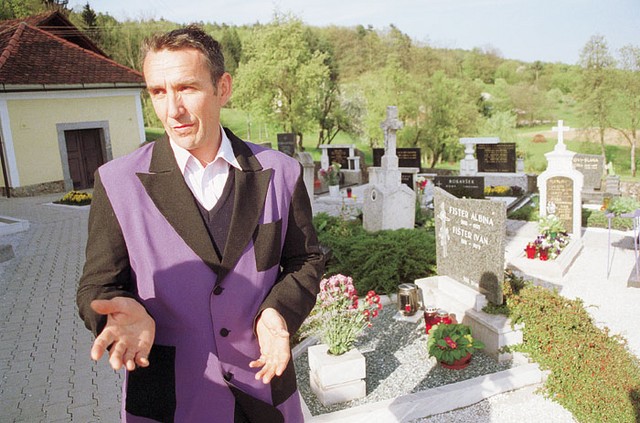 Pogrebnik Franc Tršar z Vrhnike na pokopališču rezerviranem za vaščane