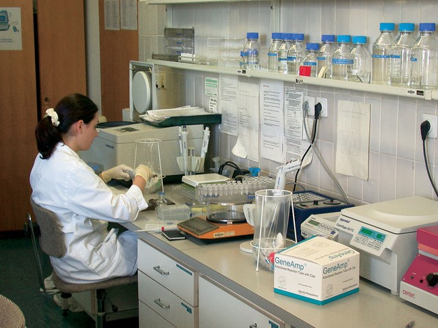 Laboratorij za raziskave DNK; obiskovalec naj raje ne diha