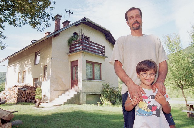 Damijan Hrvat, kandidat za romskega občinskega svetnika, pred svojo hišo v Srednji vasi