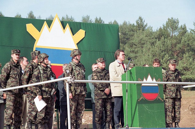 Dr. Anton Grizold, minister za obrambo in predgovornik slovarja