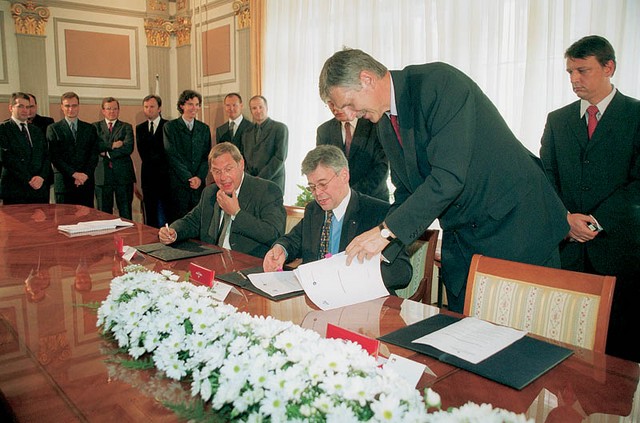 Naprodaj: Marko Voljč, predsednik uprave NLB in predstavniki belgijske banke KBC, 8. maja 2002