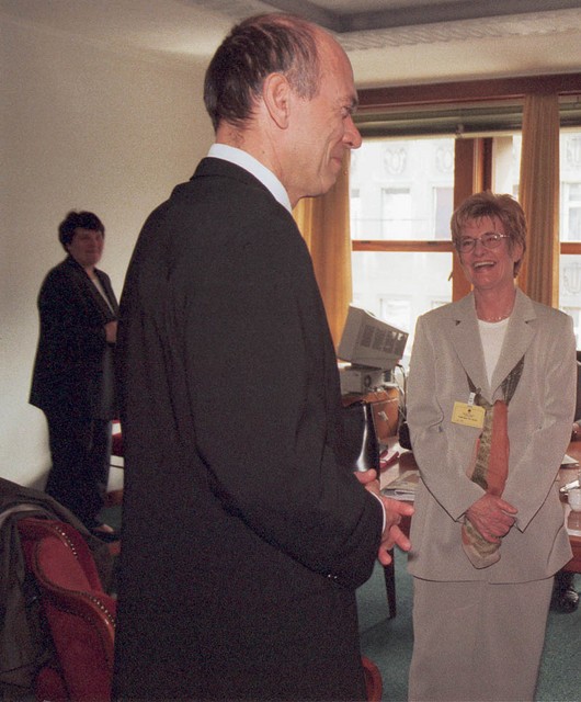 Janez Drnovšek in Lucija Čok - Lucija Čok, ministrica za šolstvo, znanost in šport, je lani odobrila denar za raziskovalno nalogo <I>Gibalno-športna aktivnost za zdravje</I>, za katero sta ministrstvi za zdravje in znanost obljubili enormnih 40 milijonov tolarjev. Kot odgovorni nosilec projekta je bil podpisan <B>doc. dr. Rado Pišot, </B>ministričin brat.