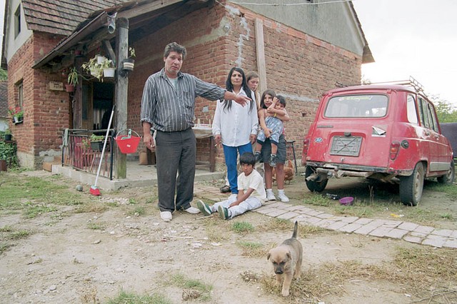 NezaželjeniVeronika Horvat in Šandor Kovač z otroki pred hišo in svojo katrco