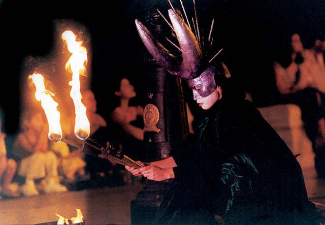 Ulična predstava Prometheus gledališča Street Theatre School of Jesters v režiji Nikosa Chatzipapasa