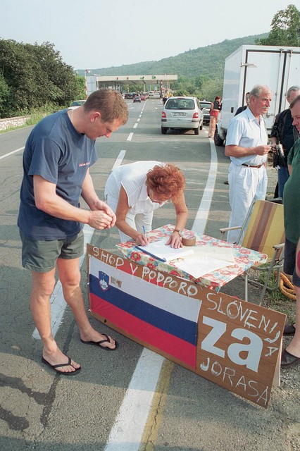 S peticijo nad politiko in turiste