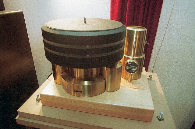 STABI XL: devetdesetkilogramski gigant med gramofoni. Brezkompromisno grajen gramofon brez kakršnihkoli omejitev. Sam krožnik tehta 24 kg, poganjata pa ga dva motorja in jermena. Cena: 3.000.000 SIT.