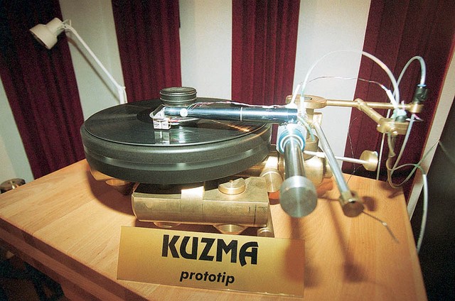 Prototip najnovejšega Kuzminega gramofona in ročke.