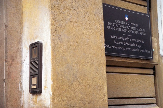 Kafkov grad: vstop čakajočim dovoljen samo do vratarnice, od koder se lahko samo po telefonu pozanimajo koliko let bo še treba čakati