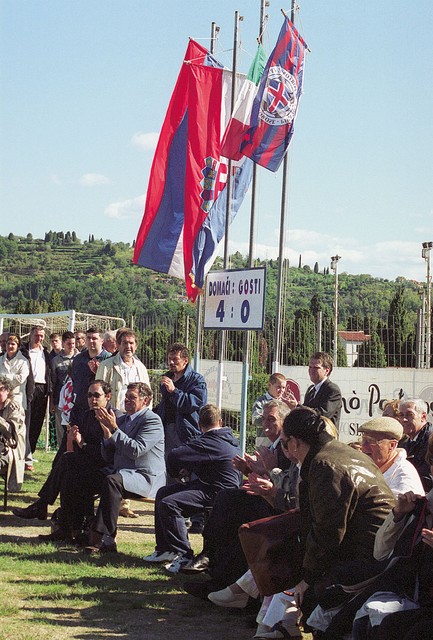 Zgovoren izid ob ponosno plapolajoči slovenski zastavi.