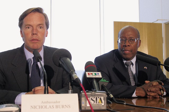 Nicholas Burns (levo)