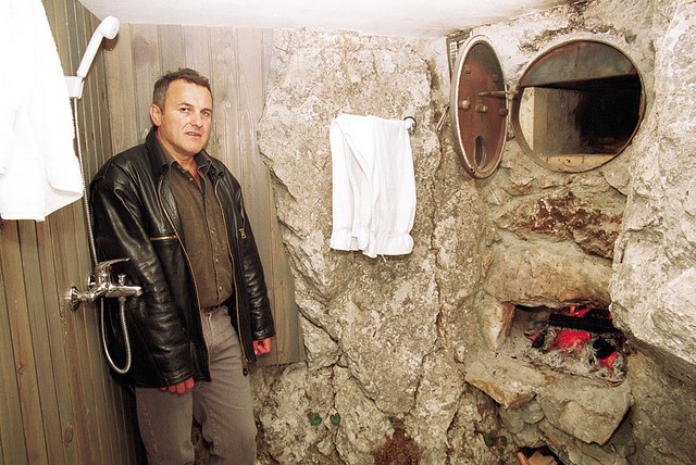 V skalo vgrajen kamin v kopalnici