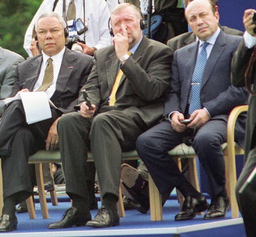 V sendviču: Colin Powell, naš Dimitrij in Sergej Ivanov