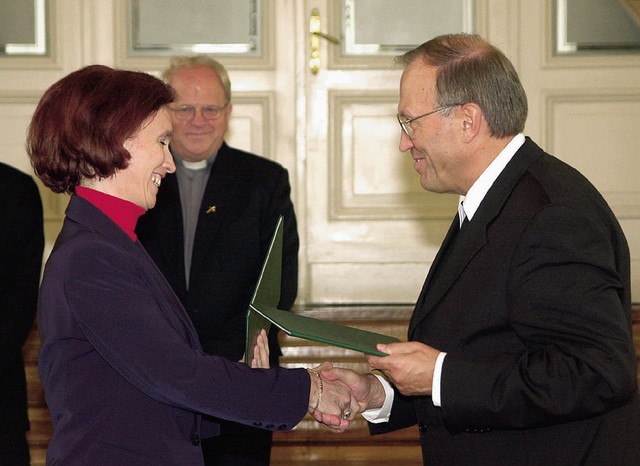 Da bi vsaj vojaki poznali evangeliste: Barbara Brezigar (takrat ministrica za pravosodje) in dr. Anton Stres (škofovska konferenca) ob podpisu sporazuma o duhovni oskrbi v slovenski vojski leta 2000