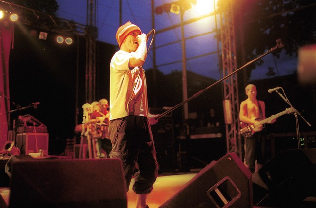 Manu chao v Križankah, naslednji dan pa je obiskal begunski center na Viču