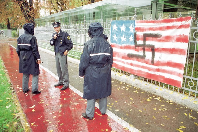 Umetniška akcija pred ameriškim veleposlaništvom, zaradi katere je naš fotograf, ki je artefakt posnel, na svoji koži občutil preiskovalno vnemo policije