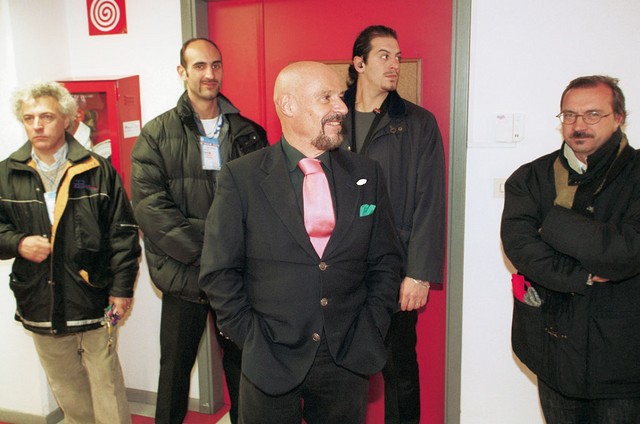 Predsednik Amilcare Berti (z roza kravato)