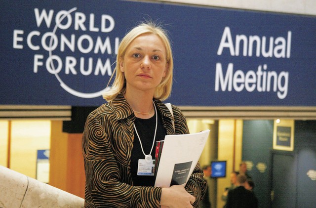 Težko je biti prerok v domovini: odstavljena direktorica vladnega urada za informiranje dr. Alja Brglez je v Davosu prejela naziv Global Leader for Tomorrow