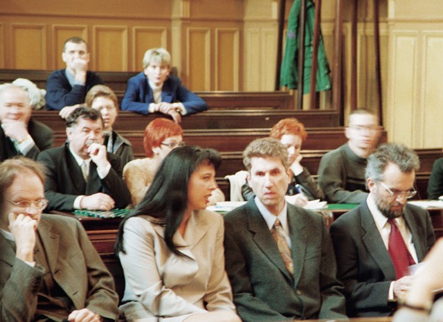 Darko Selan (prvi v drugi vrsti) na sojenju v aferi Šuštar