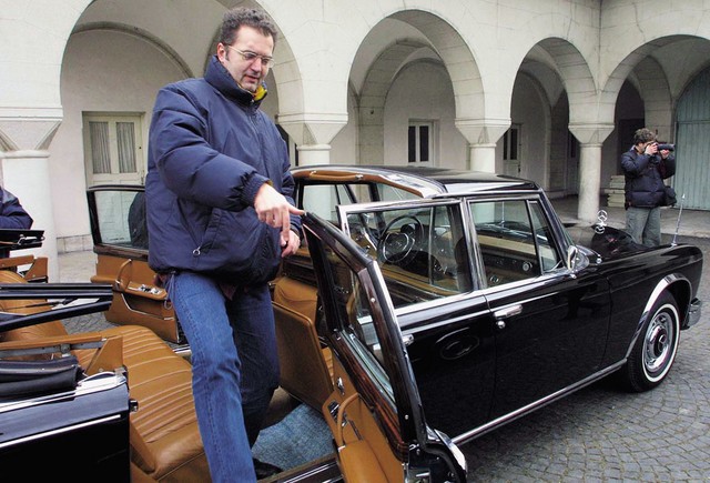 Eden od novinarjev izstopa iz vozila Mercedes 600 - Pullman