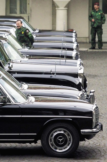 Predstavitev avtomobilov, pripravljenih za dražbo. Prva dva sta najdražja, gre za vozili znamke Mercedes 600 - Pullman, sledijo Rolls-Royce - Fantom 5 in druga Mercedesova vozila