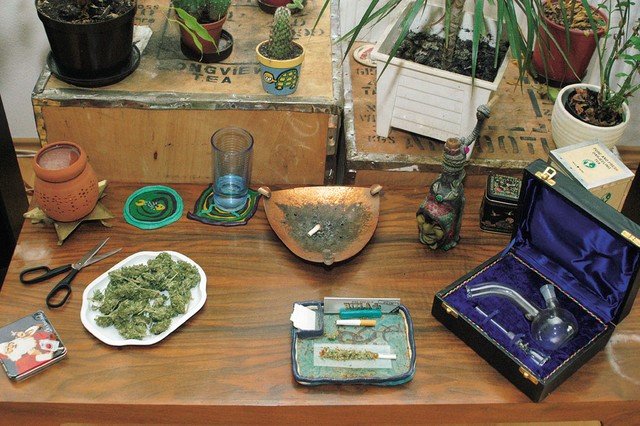 Doma narejen podstavek, unikatna pipa iz Čila in steklena pipa iz ljubljanske trgovine